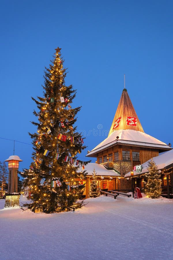 Julgran på Santa Office i Santa Claus Village Lapland fotografering för bildbyråer Julgran på Santa Office i Santa Claus Village Lapland fotografering för bildbyråer