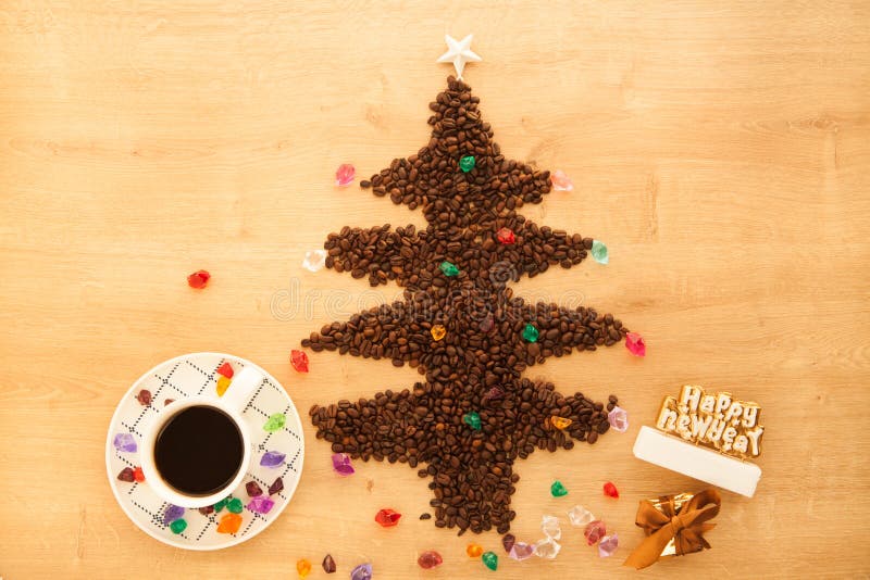 Julgran som göras från kaffebönor med garnering royaltyfri foto Julgran som göras från kaffebönor med garnering royaltyfri foto