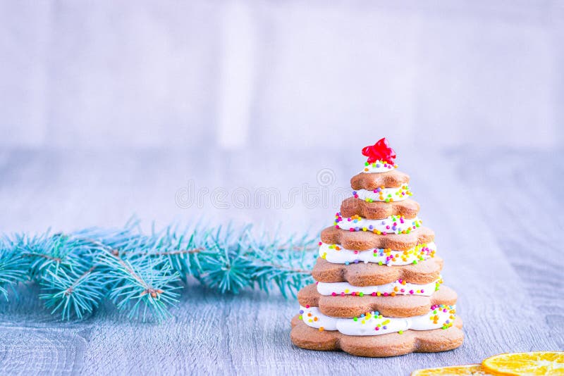Julgran tillverkad av kakor med gingerbröd med mögel och färgade sprinkler fotografering för bildbyråer Julgran tillverkad av kakor med gingerbröd med mögel och färgade sprinkler fotografering för bildbyråer