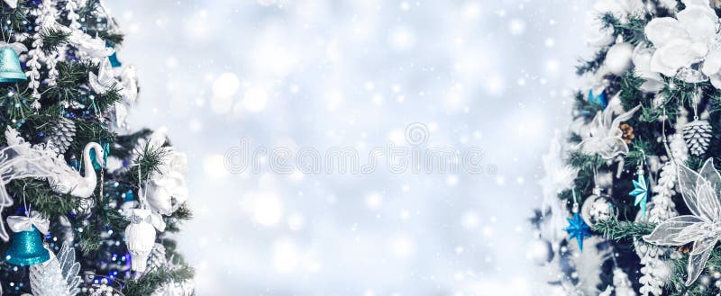 Julgranbakgrund och julprydnader med snö, suddiga, gnista, glödande Gott nytt år och Xmas-tema royaltyfria foton