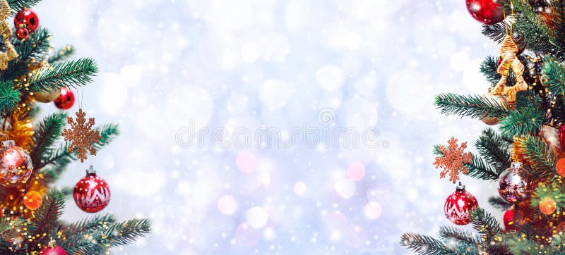 Julgranbakgrund och julprydnader med snö, suddiga, gnista, glödande Gott nytt år och Xmas royaltyfria bilder