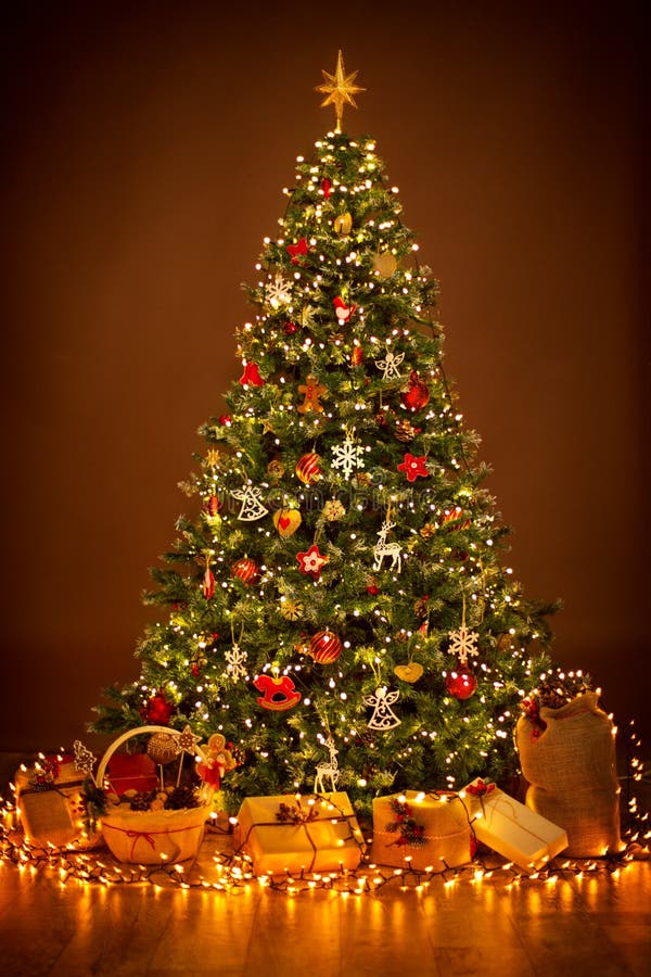 Julgranbelysning i natten, hänga för Xmas-garneringar royaltyfri bild Julgranbelysning i natten, hänga för Xmas-garneringar royaltyfri bild