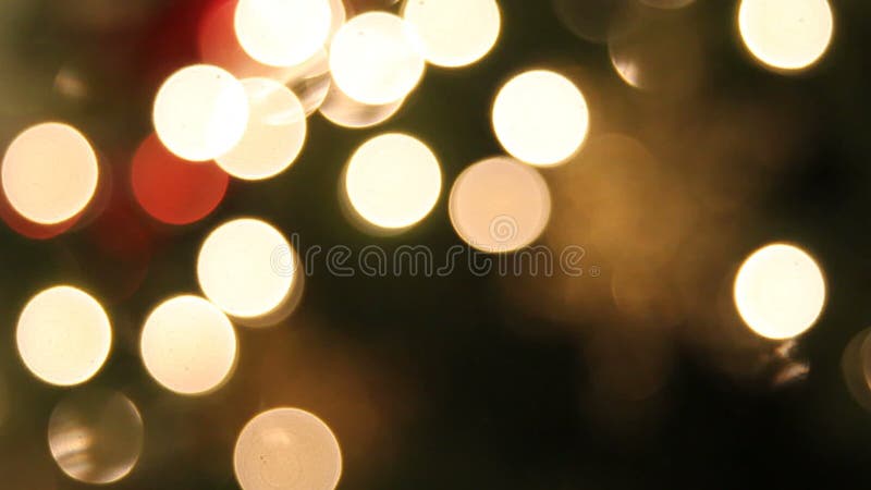 Julgranljus med den hängande snöflingan smyckar Bokeh bakgrund 1080p