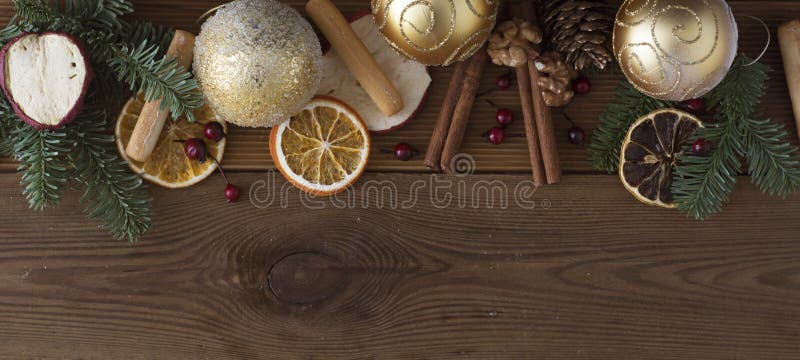 Julgranträd med garnering på mörk träbrädebakgrund Gräns med julgranen, struntsaker kopiera avstånd baner arkivfoton Julgranträd med garnering på mörk träbrädebakgrund Gräns med julgranen, struntsaker kopiera avstånd baner arkivfoton