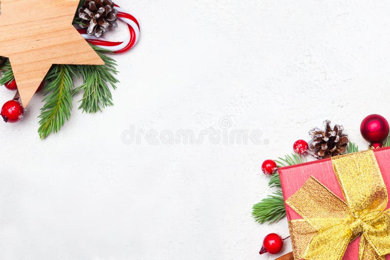 Julgränens bakgrund med Xmas-dekorationer Färgbeläggning med grönt Xmas fir-förgrening, gåva, stjärnor, röda hollbär royaltyfria bilder Julgränens bakgrund med Xmas-dekorationer Färgbeläggning med grönt Xmas fir-förgrening, gåva, stjärnor, röda hollbär royaltyfria bilder