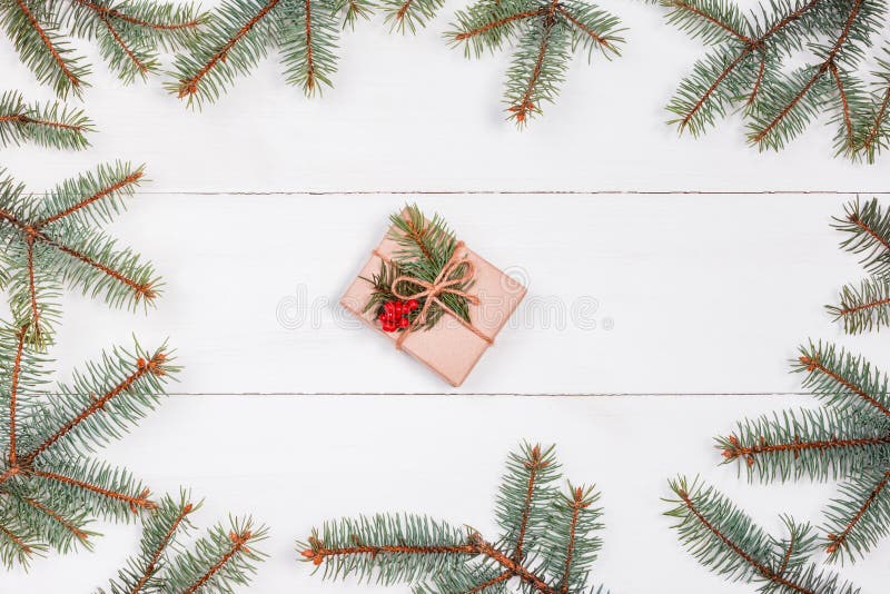 Julgåva- och granfilialer i form av ramen på den vita trätabellen Sammansättning för Xmas och för lyckligt nytt år Lekmanna- läge arkivbilder
