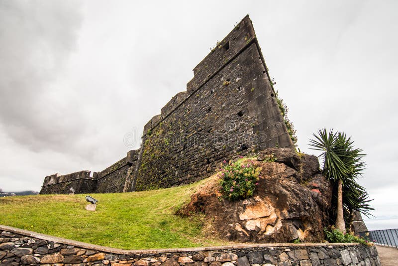 Juli, 2018 - Funchal, Portugal Oud kasteel in Funchal, hoofdstad van Madera, Portugal bij zonnige de zomerdag reis concept stock afbeeldingen Juli, 2018 - Funchal, Portugal Oud kasteel in Funchal, hoofdstad van Madera, Portugal bij zonnige de zomerdag reis concept stock afbeeldingen