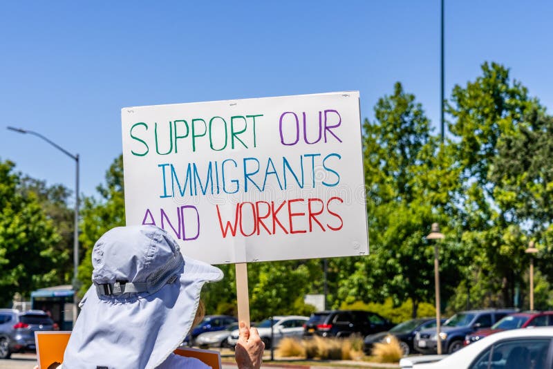 Juli 26, 2019 Palo Alto/CA/de V.S. - Protesteerder die een teken met het bericht ‚Steun houden onze immigranten en arbeiders ‚ stock fotografie Juli 26, 2019 Palo Alto/CA/de V.S. - Protesteerder die een teken met het bericht ‚Steun houden onze immigranten en arbeiders ‚ stock fotografie