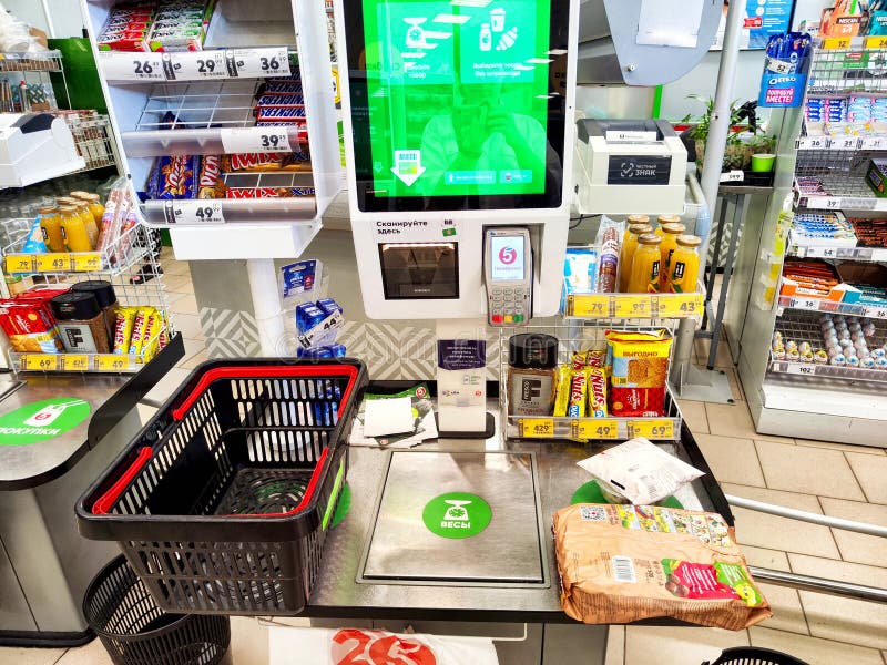 Juli 20 2024 : självserviceutcheckning på en livsmedelsbutik i Orenburg russia med olika produkter och arkivbilder