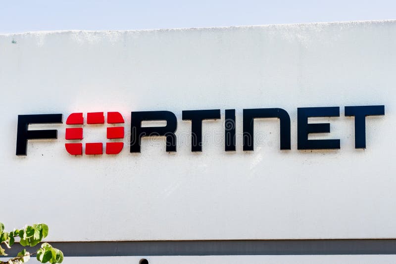 31. Juli 2019 Sunnyvale/CA/USA - Fortinet-Logo angezeigt in ihren Büros in Silicon Valley; Fortinet, Inc ist ein Amerikaner lizenzfreie stockfotografie 31. Juli 2019 Sunnyvale/CA/USA - Fortinet-Logo angezeigt in ihren Büros in Silicon Valley; Fortinet, Inc ist ein Amerikaner lizenzfreie stockfotografie