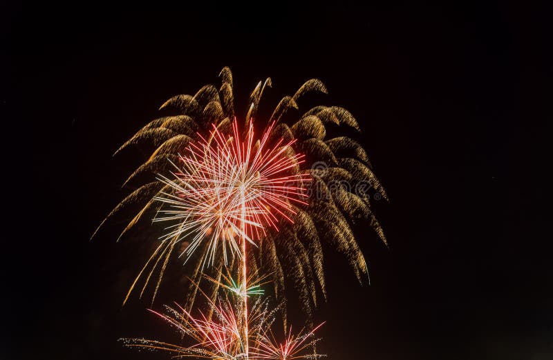 4 Juli-vuurwerk Vuurwerkvertoning op donkere hemelachtergrond stock afbeeldingen 4 Juli-vuurwerk Vuurwerkvertoning op donkere hemelachtergrond stock afbeeldingen