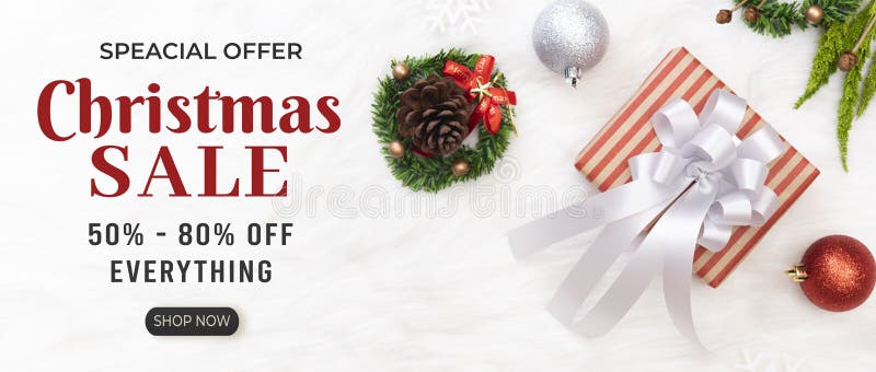 Julkomposition med dekorationer, presentlåda och merry christmas-rabattext på vit bakgrund royaltyfri fotografi Julkomposition med dekorationer, presentlåda och merry christmas-rabattext på vit bakgrund royaltyfri fotografi