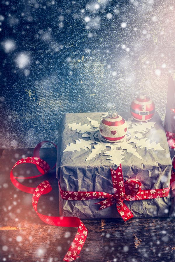 Julkort med handgjorda gåvaaskar, pappers- snöflingor och festliga garneringar royaltyfri fotografi Julkort med handgjorda gåvaaskar, pappers- snöflingor och festliga garneringar royaltyfri fotografi