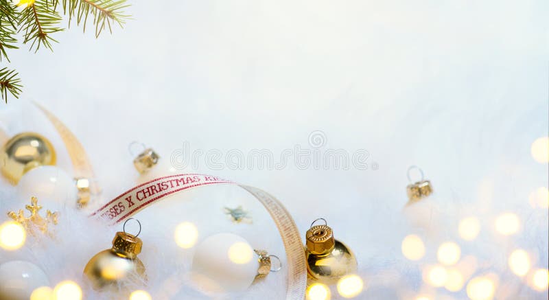 Julkortbakgrund med julgranen och feriedekoren royaltyfri bild Julkortbakgrund med julgranen och feriedekoren royaltyfri bild