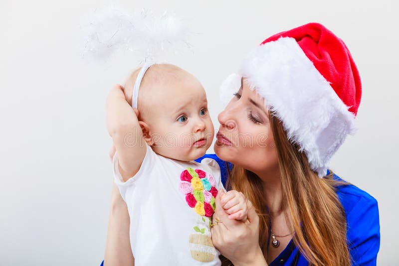 Julkvinnan med gulligt behandla som ett barn fotografering för bildbyråer Julkvinnan med gulligt behandla som ett barn fotografering för bildbyråer