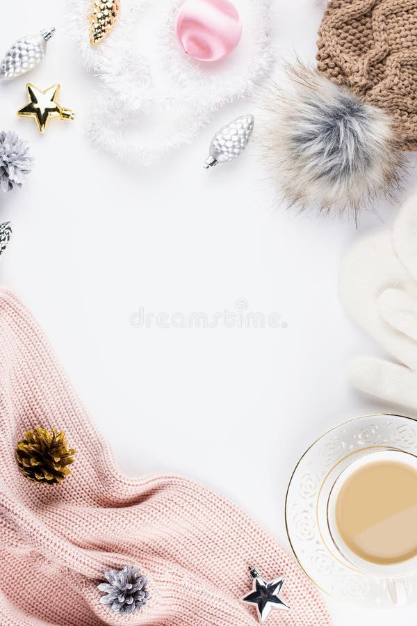 Jullynnesammansättning med jul tröja, hatt, varm drink, garneringar Vinterbegreppslägenheten lägger, den bästa sikten royaltyfri fotografi Jullynnesammansättning med jul tröja, hatt, varm drink, garneringar Vinterbegreppslägenheten lägger, den bästa sikten royaltyfri fotografi