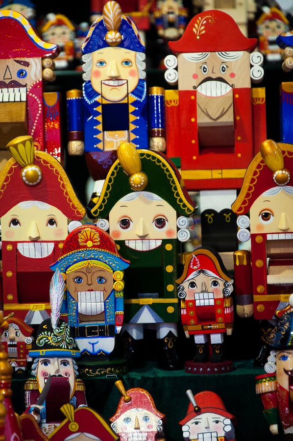 Julmarknad i den röda fyrkanten, Moskva Sale av berömda och populära sagatecken för leksaker, statyetter nötknäppare fotografering för bildbyråer Julmarknad i den röda fyrkanten, Moskva Sale av berömda och populära sagatecken för leksaker, statyetter nötknäppare fotografering för bildbyråer