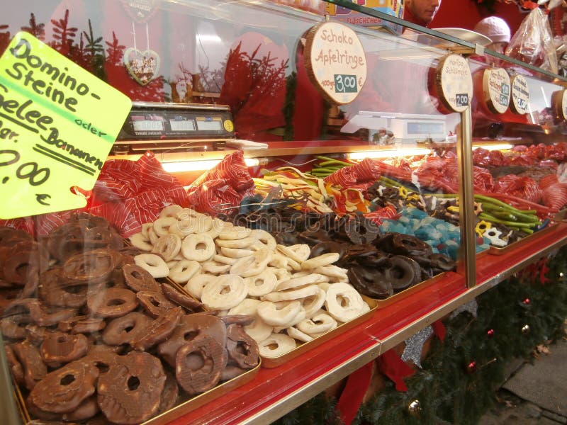 Julmarknad i Dresden på den Altmarkt fyrkanten, Tyskland, 2013 royaltyfri bild Julmarknad i Dresden på den Altmarkt fyrkanten, Tyskland, 2013 royaltyfri bild