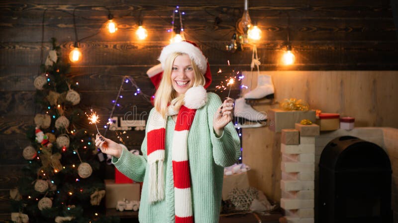 Julmorgon xmas-presentationsruta trädekoration för nytt år Pareleldsträdgård vintersäsong lyckligt nytt år fotografering för bildbyråer