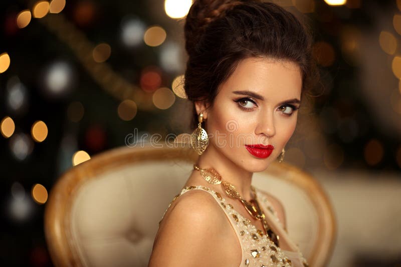 Julporträtt av elegant kvinna med bröllopsfrisyr Beauty makeup Beuatiful brunette Girl with golden jewelry in prom royaltyfria bilder