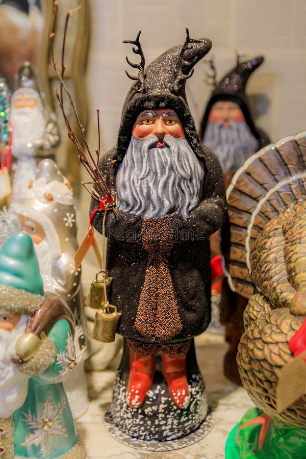 Julprydnad som visar Santa Claus eller Krampus på skärm i ett lager royaltyfria bilder Julprydnad som visar Santa Claus eller Krampus på skärm i ett lager royaltyfria bilder