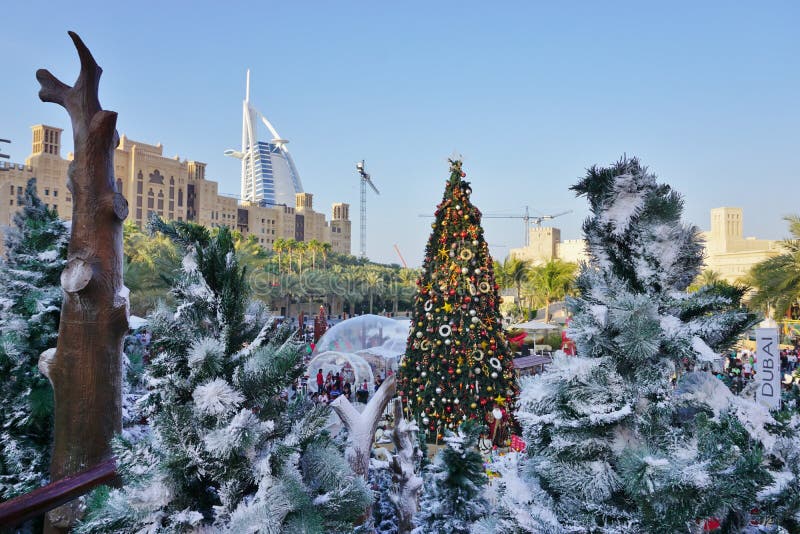 Julpynt i Dubai i Förenadeen Arabemiraten royaltyfri fotografi Julpynt i Dubai i Förenadeen Arabemiraten royaltyfri fotografi