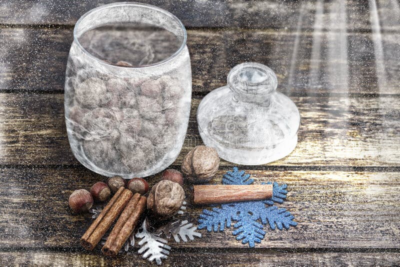 Julpynt, kanel, krus med frost och muttrar, valnötter, hasselnötter tonad bild Dragen snö royaltyfri foto Julpynt, kanel, krus med frost och muttrar, valnötter, hasselnötter tonad bild Dragen snö royaltyfri foto