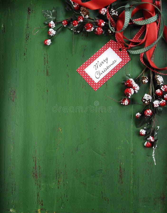 Julpynt på bakgrund för tappninggräsplanträ Lodlinje med etiketten för glad jul