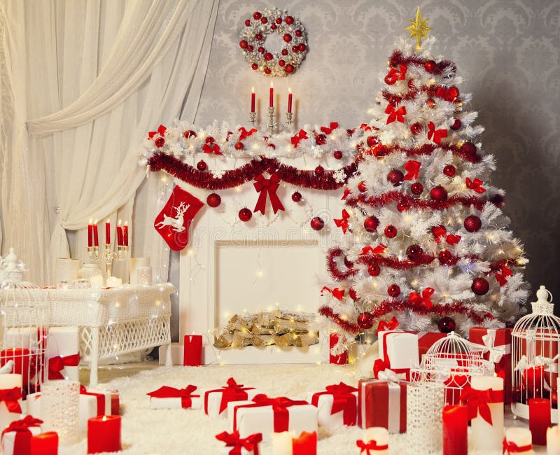 Julruminre, vitt Xmas-träd, spisgarnering arkivbilder Julruminre, vitt Xmas-träd, spisgarnering arkivbilder