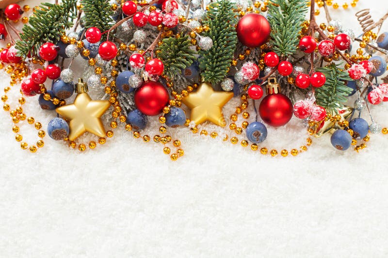 Julsammansättning med grönfir, trädgårdsodling, hullbär och nyårsdekoration på vit snöbakgrund royaltyfri bild Julsammansättning med grönfir, trädgårdsodling, hullbär och nyårsdekoration på vit snöbakgrund royaltyfri bild