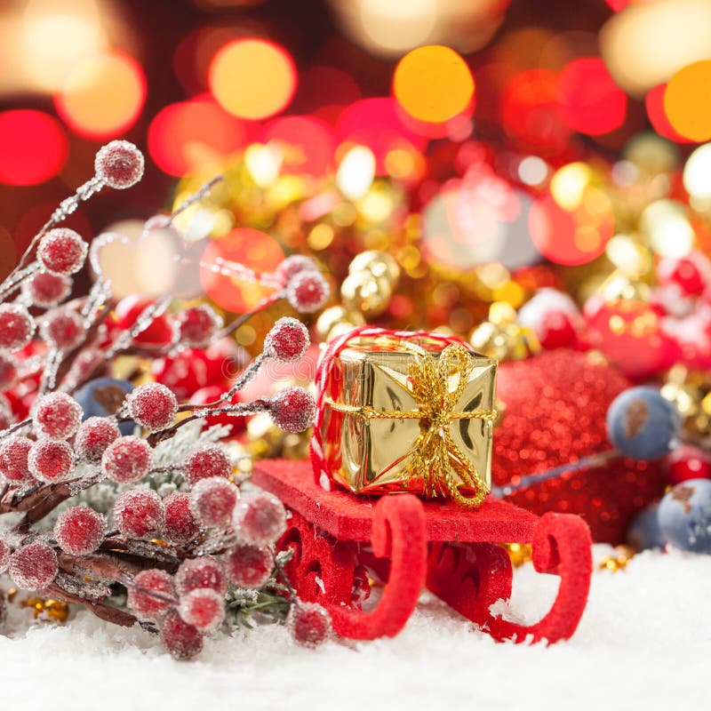 Julsammansättning med jultomtensläden, den guld- gåvan och färgrik Xmas-garnering mot abstrakt bokehljusbakgrund fotografering för bildbyråer Julsammansättning med jultomtensläden, den guld- gåvan och färgrik Xmas-garnering mot abstrakt bokehljusbakgrund fotografering för bildbyråer