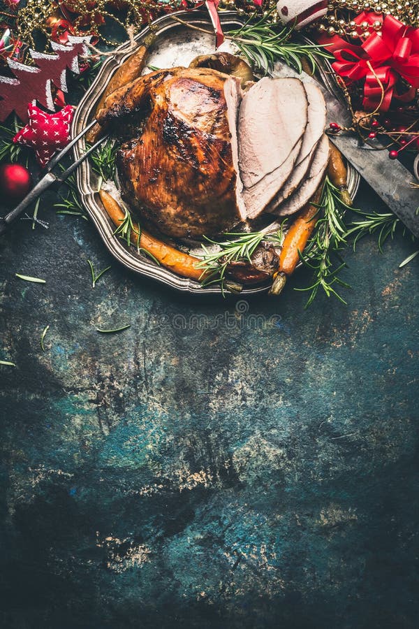 Julskinka tjänade som med grillade grönsaker och festliga garneringar på tappningbakgrund, den bästa sikten, stället för text, lo royaltyfri bild Julskinka tjänade som med grillade grönsaker och festliga garneringar på tappningbakgrund, den bästa sikten, stället för text, lo royaltyfri bild