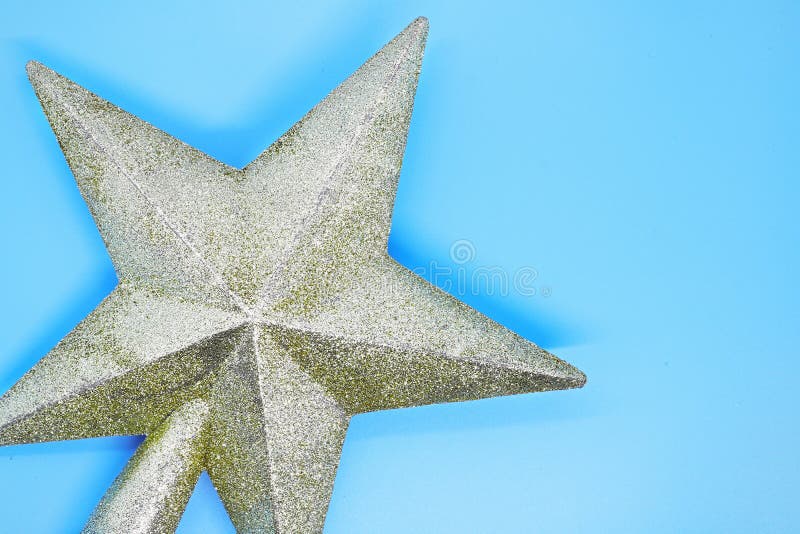 Julstjärnacloseupen på en blå bakgrund, julkortet, julbakgrund, övervintrar traditionella ferier royaltyfria bilder Julstjärnacloseupen på en blå bakgrund, julkortet, julbakgrund, övervintrar traditionella ferier royaltyfria bilder