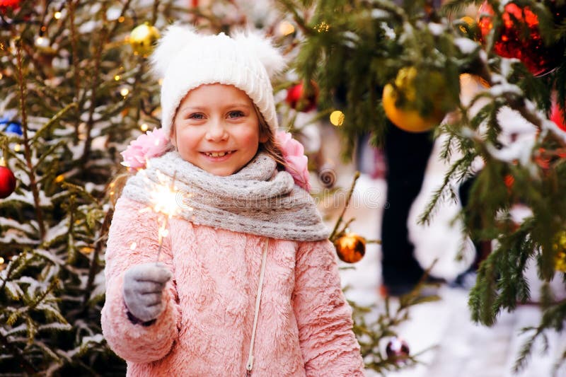 Julstående av det hållande brinnande tomteblosset för lycklig barnflicka eller utomhus- fyrverkeri arkivbild