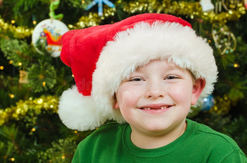 Julstående av det lyckliga barnet arkivfoto