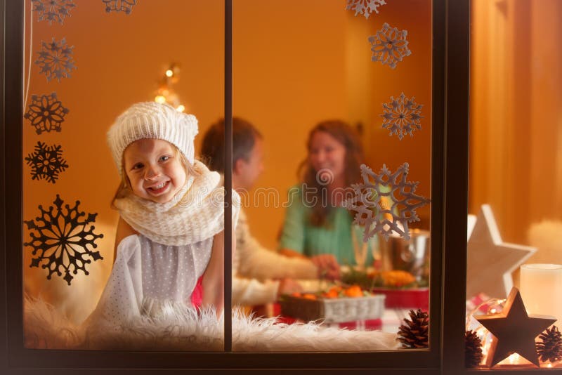 Julstående av flickan med kikare royaltyfri bild