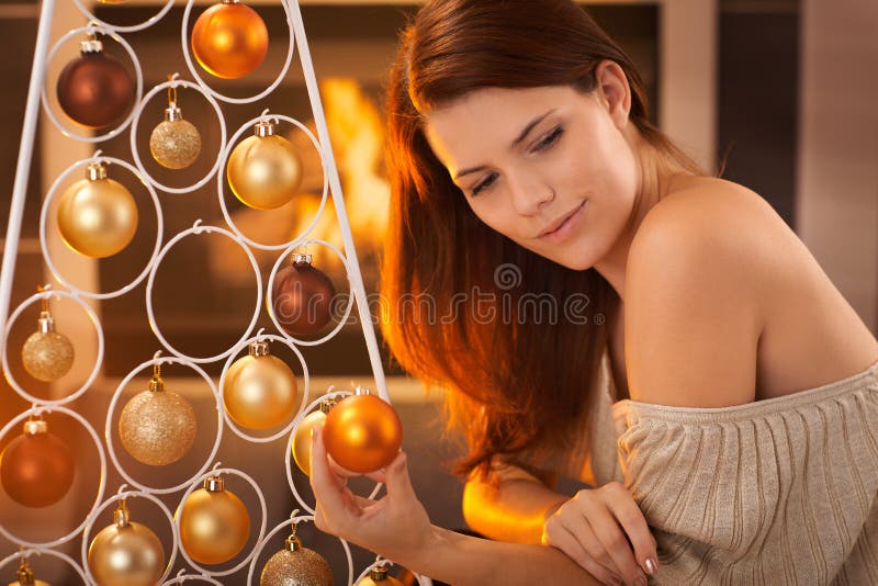 Julstående av ung skönhet royaltyfria bilder
