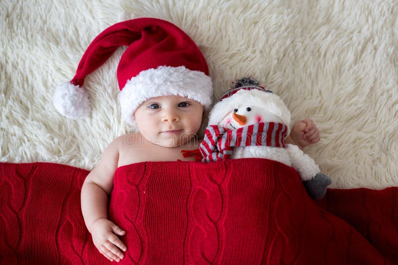 Julståenden av gulligt litet nyfött behandla som ett barn pojken, att bära som är sant arkivbild