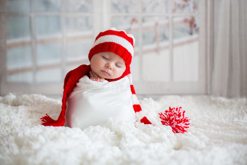 Julståenden av gulligt litet nyfött behandla som ett barn pojken, att bära som är sant royaltyfri bild