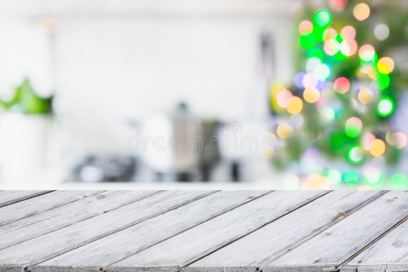 Jultabellbakgrund med julträdet i kök ut ur fokus Bakgrund för skärm dina produkter arkivfoto Jultabellbakgrund med julträdet i kök ut ur fokus Bakgrund för skärm dina produkter arkivfoto