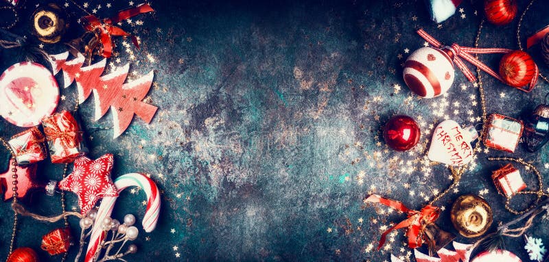 Jultappningbakgrund med sötsaker och röda feriegarneringar: Jultomtenhatt, träd, stjärna, bollar, bästa sikt royaltyfria foton Jultappningbakgrund med sötsaker och röda feriegarneringar: Jultomtenhatt, träd, stjärna, bollar, bästa sikt royaltyfria foton