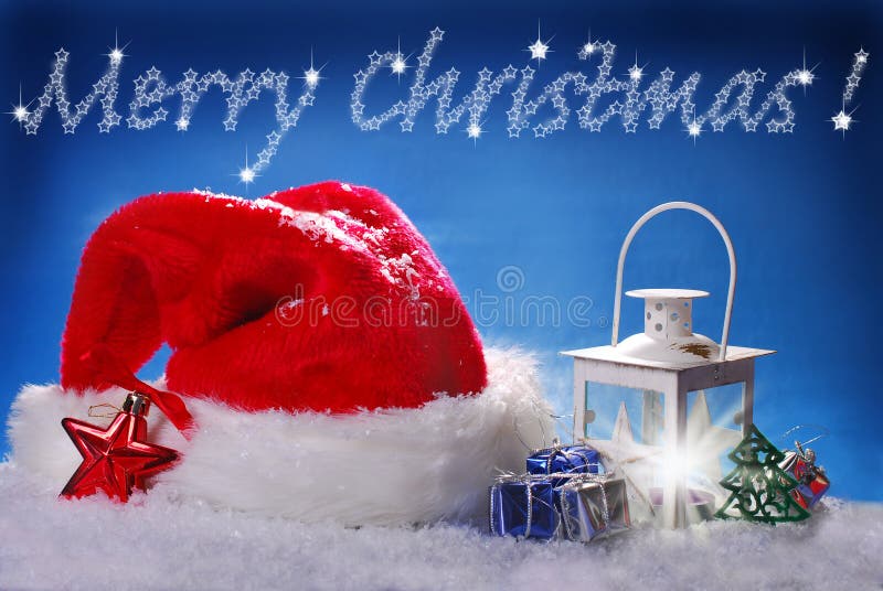Jultomten hatt och jultappninglykta på snö royaltyfri fotografi Jultomten hatt och jultappninglykta på snö royaltyfri fotografi