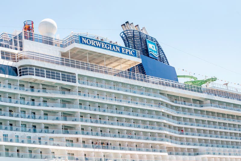 cruise ship docking in barcelona