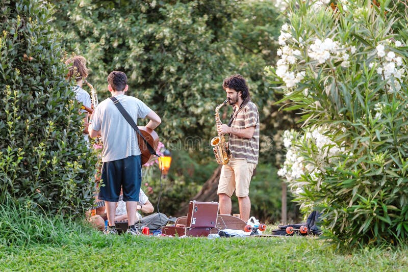 street musicians rehearse in park