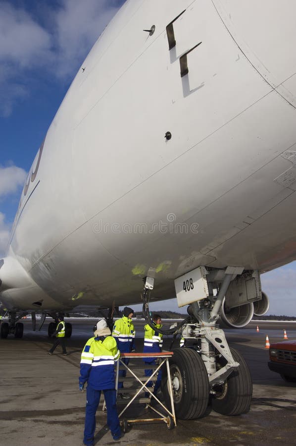 Jumbo-jet che è assistito fotografia stock