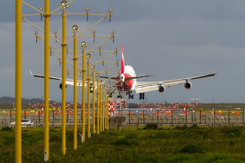 Jumbo - stråltrafikflygplanlandning på flygplatsen fotografering för bildbyråer Jumbo - stråltrafikflygplanlandning på flygplatsen fotografering för bildbyråer