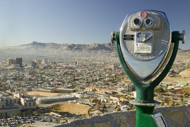 Jumelles de long terme pour des touristes et la vue panoramique de l'horizon et centre ville d'El Paso le Texas regardant vers Ju
