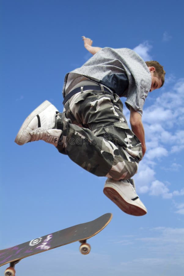 Chlapec robí skok s skateboard.