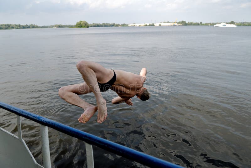 Človek skočiť do vody z palube lode.