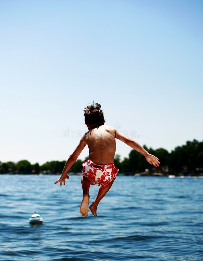 Un bambino sta saltando nell'acqua.